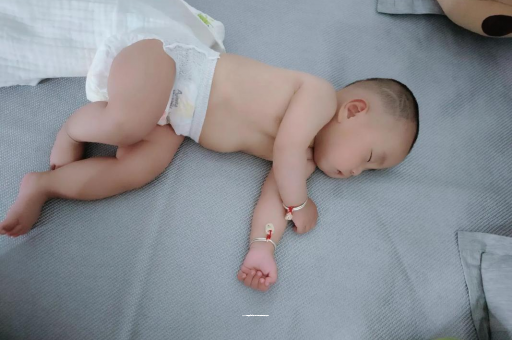 贺州三个月宝宝抬头不稳 贺州三个月宝宝抬头不稳